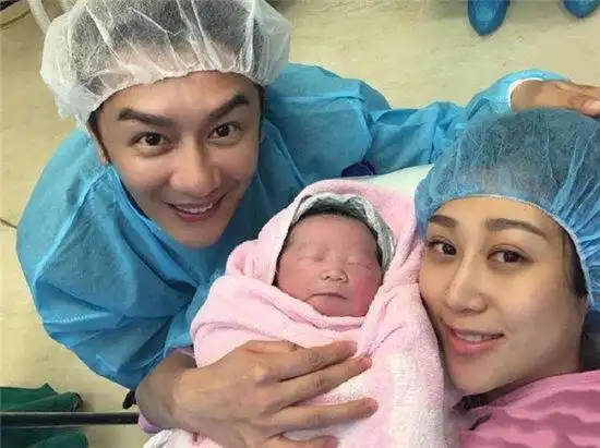 生完双胞胎的唐嫣首次亮相,跟产后的颖儿相比,差距太明显