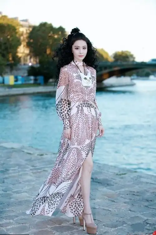 张馨予现活动,助理搀扶显大牌,网友:这阵仗当自己是慈禧太后吗