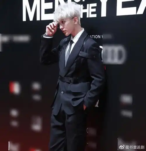 蔡徐坤亮相gq,白发银框眼镜眼神太绝!我却注意生图下他的皮肤