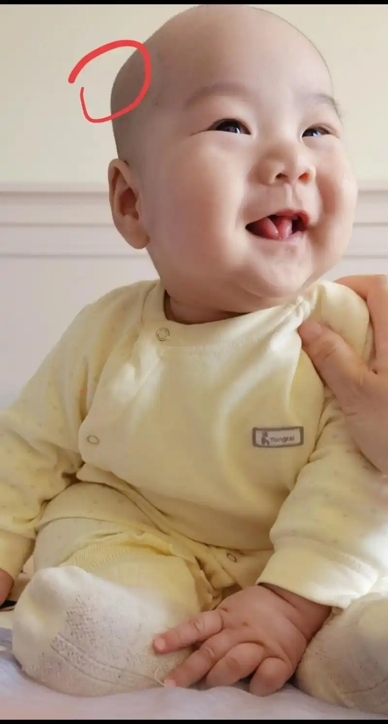 从出生到前三个月,怕吐奶基本都是侧睡,现在基本不平躺.