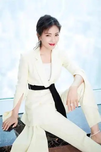 刘涛剪短发后气质更好了穿上黑色西装简约又干练职场范儿十足