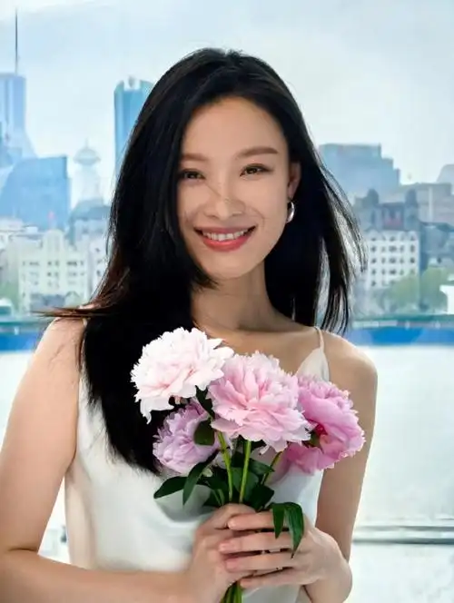 倪妮520仪式感##倪妮明媚花神#倪妮520微博营业照掉落,好鲜活好妹媚