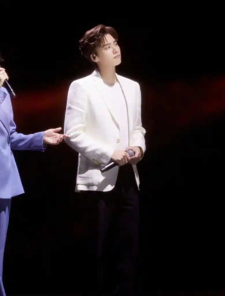 李易峰出席网络精品年度发布盛典 着白色西装优雅绅士帅气有型