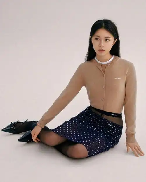 赵今麦身着miu miu 2023秋冬系列演绎静谧大片