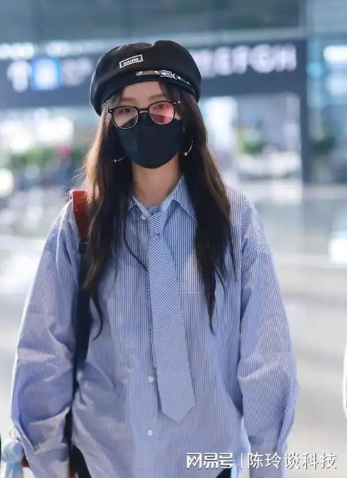 街拍孟佳条纹衬衫贝雷帽喇叭裤随性休闲