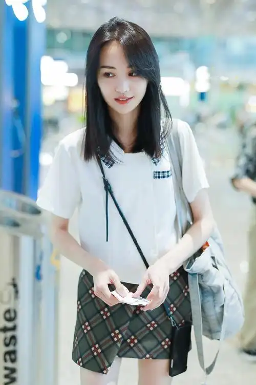 不爱浓妆艳抹的郑爽现街拍夏日清爽穿搭酷似学生妹