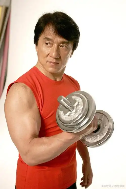 69岁成龙打拳气势不输少年时