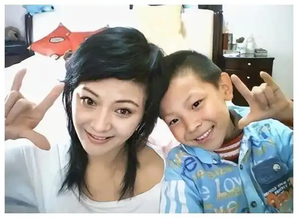 回顾那英爱过蔡国庆为爱未婚生子分手后带着男友儿子嫁给朋友