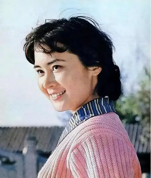 她沉醉于音乐舞蹈的曼妙旋律中,为那起伏的节奏所着迷;同时,她也深爱