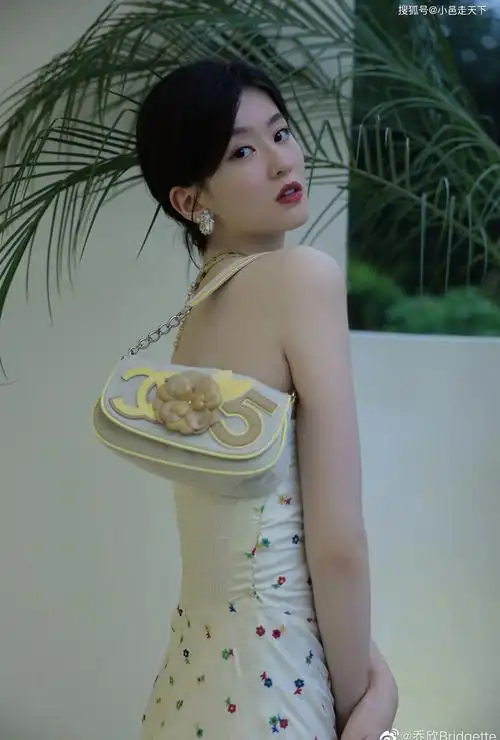 乔欣一字露肩裙性感写真