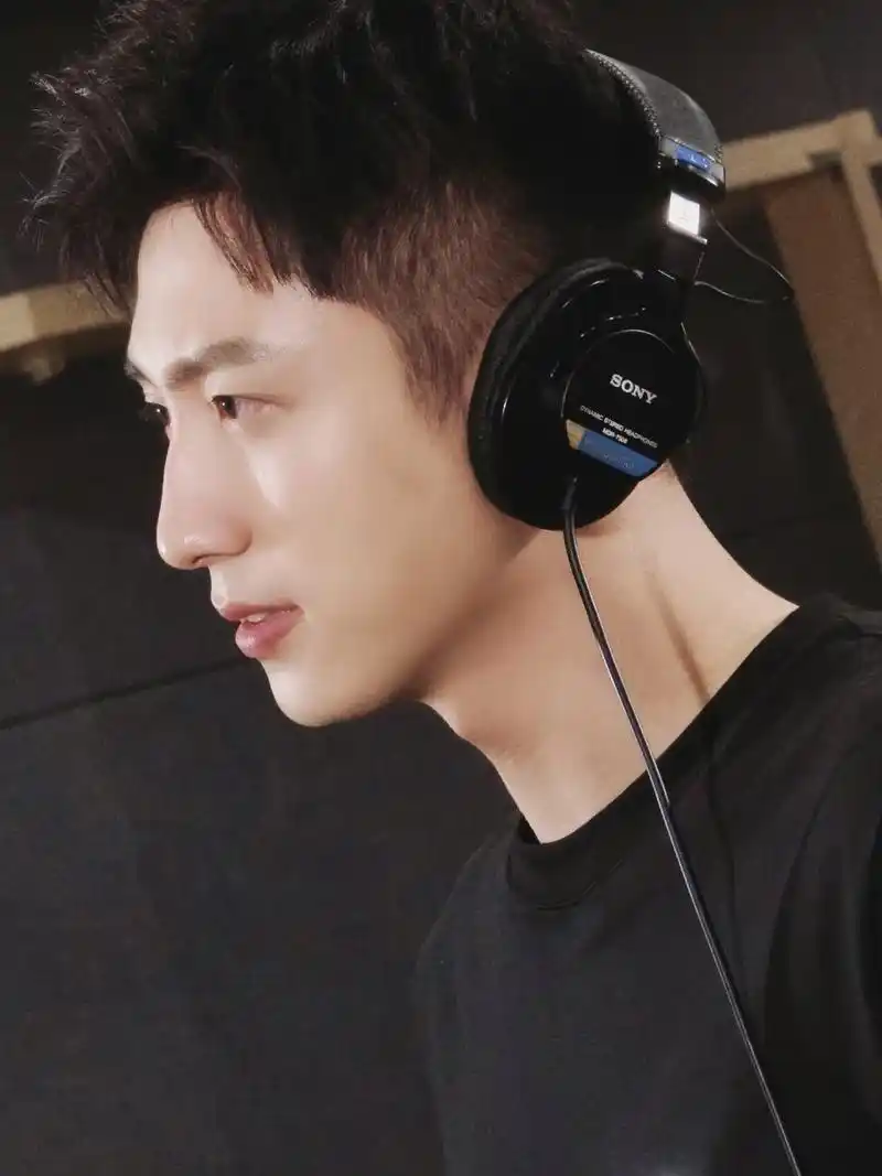 黄景瑜这令人窒息的神仙侧颜啊!95 太绝了