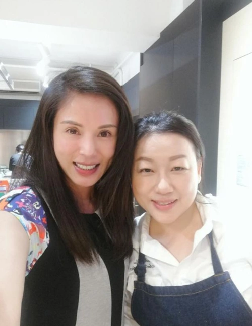 李若彤深夜晒与甜品师合照皮肤紧致保养得宜