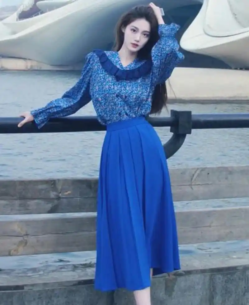 蓝色半身裙配什么颜色的上衣?这几种是首选