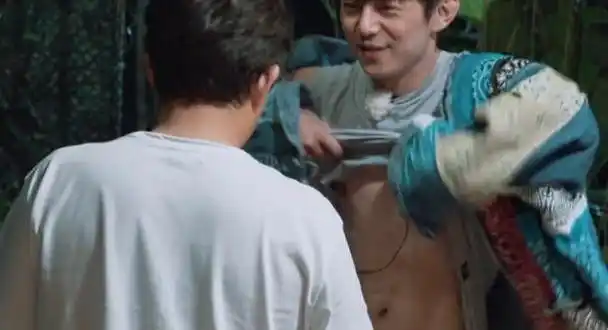 黄磊就说你现在的身材也很不错啊,然后何炅就炫耀起自己的8块腹肌来了