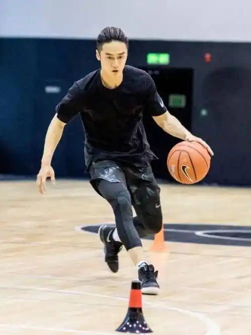 原创蒋劲夫罕见更新日常光脚在豪宅拖地与大妈跳广场舞没人认出