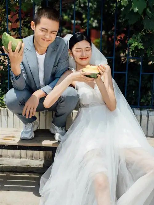 易烊千玺征服了胶片婚纱照