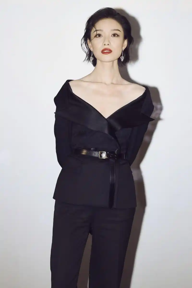 倪妮短发红唇身穿深v锁骨套装引人注目