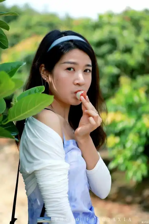 小能手四川美女在南国的荔枝园外拍