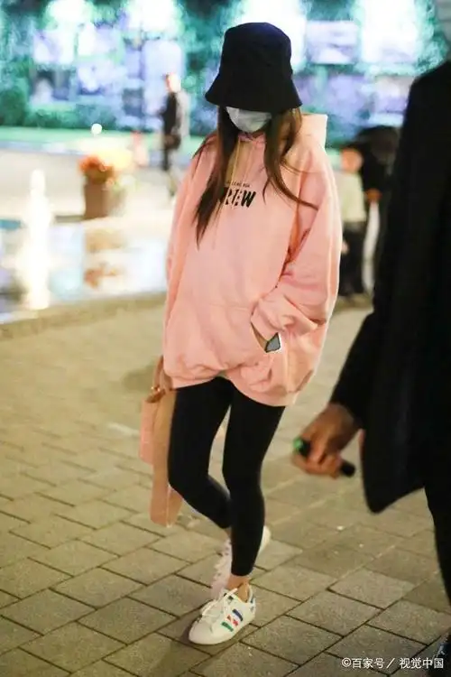 angelababy穿粉色卫衣搭无痕裤甜美清新,像一个年轻的小少女