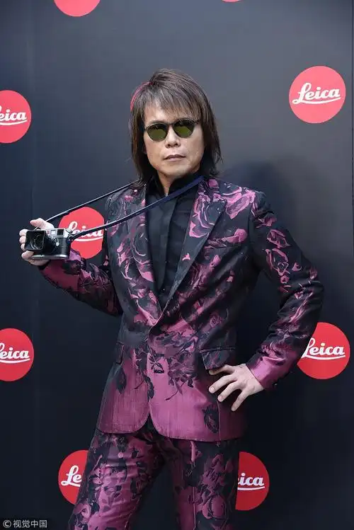 摇滚天王伍佰穿紫色西装亮相 大摆pose