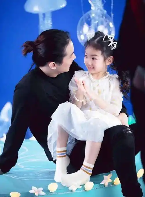 戚薇一家三口度假,李承铉忙顾娃超暖,6岁lucky单脚踩平衡车扮酷