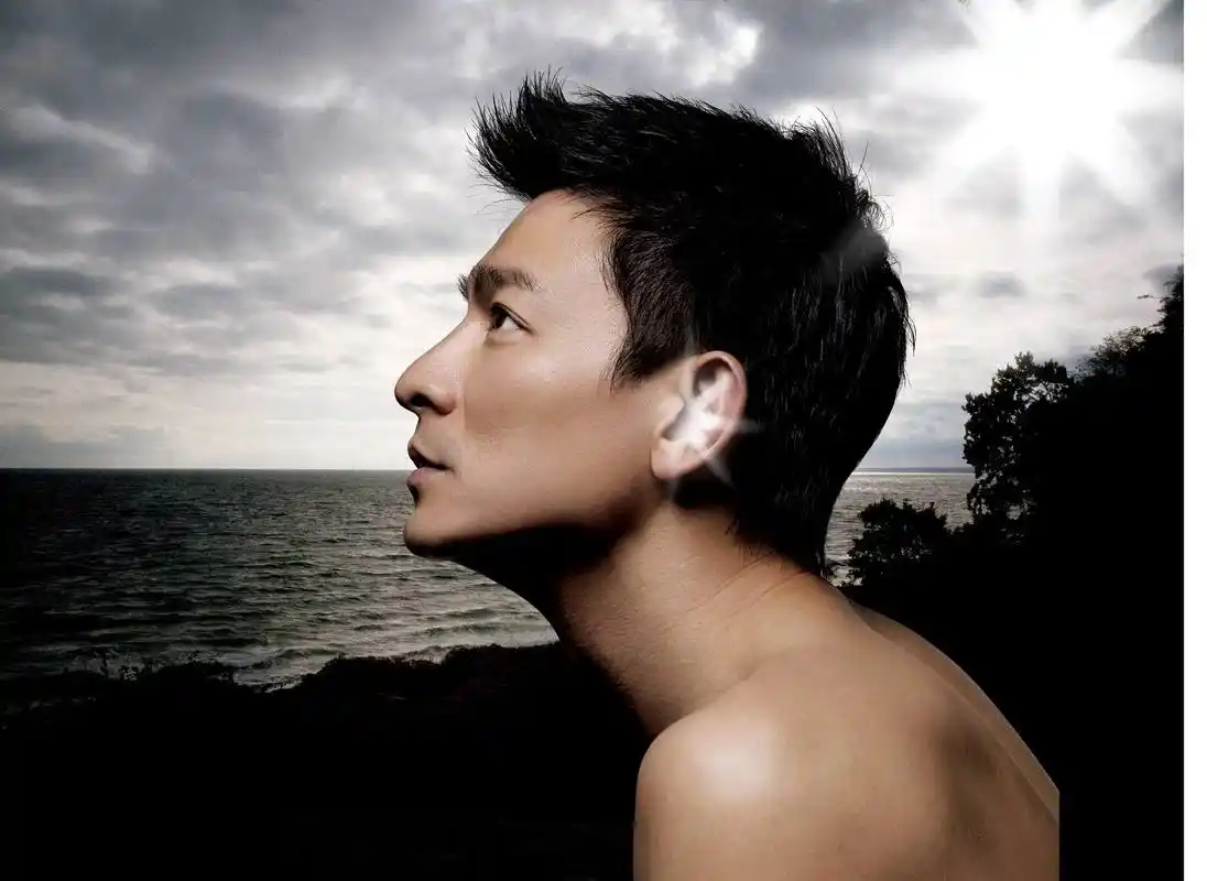 刘德华生活与演艺圈都是非常简洁,这样才能被叫做男神