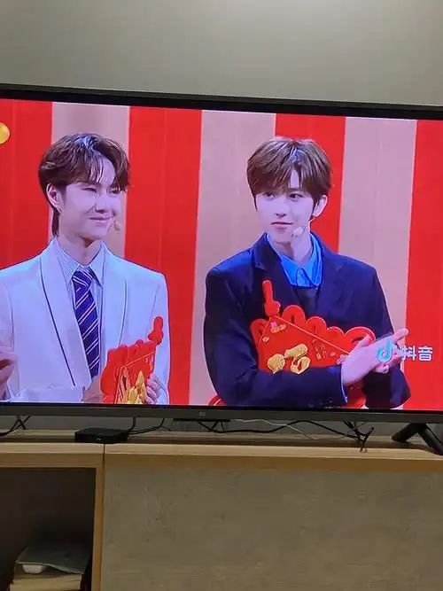 蔡徐坤和王一博同框过啊,要比美可以直接比