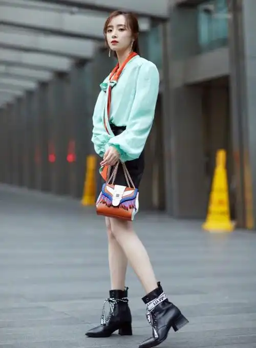 胡冰卿演绎混搭时尚身穿黑色西装搭配牛仔裤潮范十足