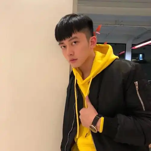 这个中国男模有颜值却不张扬默默地登上了英国最高端的时尚杂志