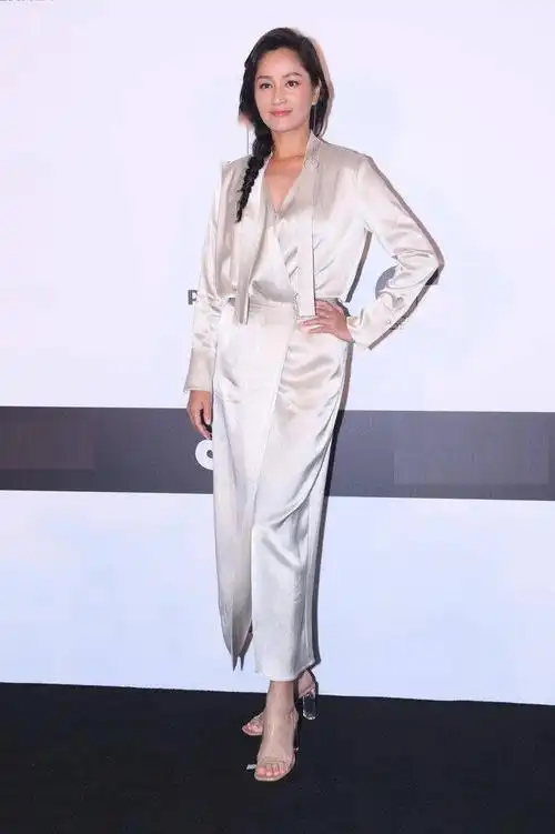 瞿颖近照上身丰腴穿高开叉长裙肉感十足