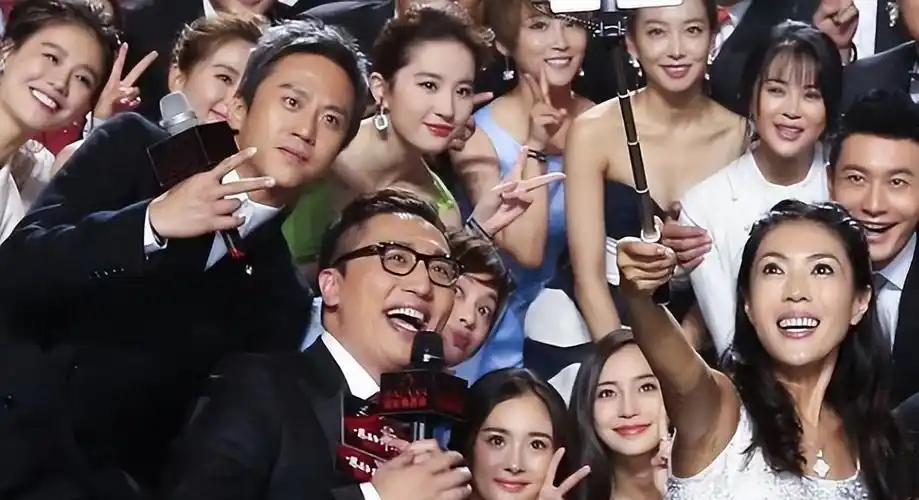 8位女星成合影杀手李小冉刘亦菲白到发光倪妮气质取胜