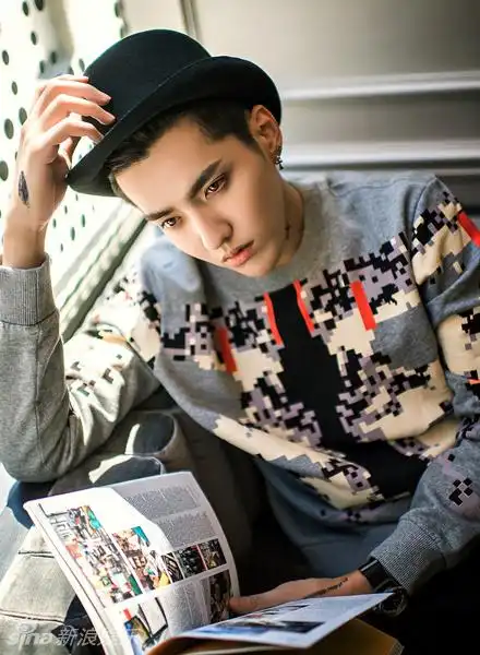 新浪娱乐讯 日前曝光了一组吴亦凡巴黎街拍大片,照片中他身着舒适卫衣