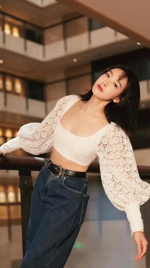 宋茜又美了穿露脐装秀身材却被爱宠抢镜