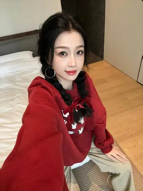 虞书欣双马尾蝴蝶结造型##虞书欣红卫衣十二宫格