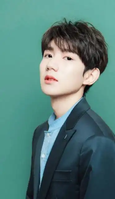 王源纽约逛街被偶遇,路人视角暴露身高,被指只有一米六