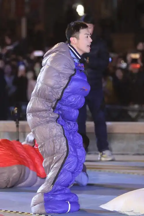 朱亚文奔跑吧上演熬夜挑战撕名牌首次来袭