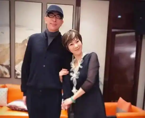 据了解,这位现任丈夫也是位乒乓球运动员,且身高直逼一米九,从照片里