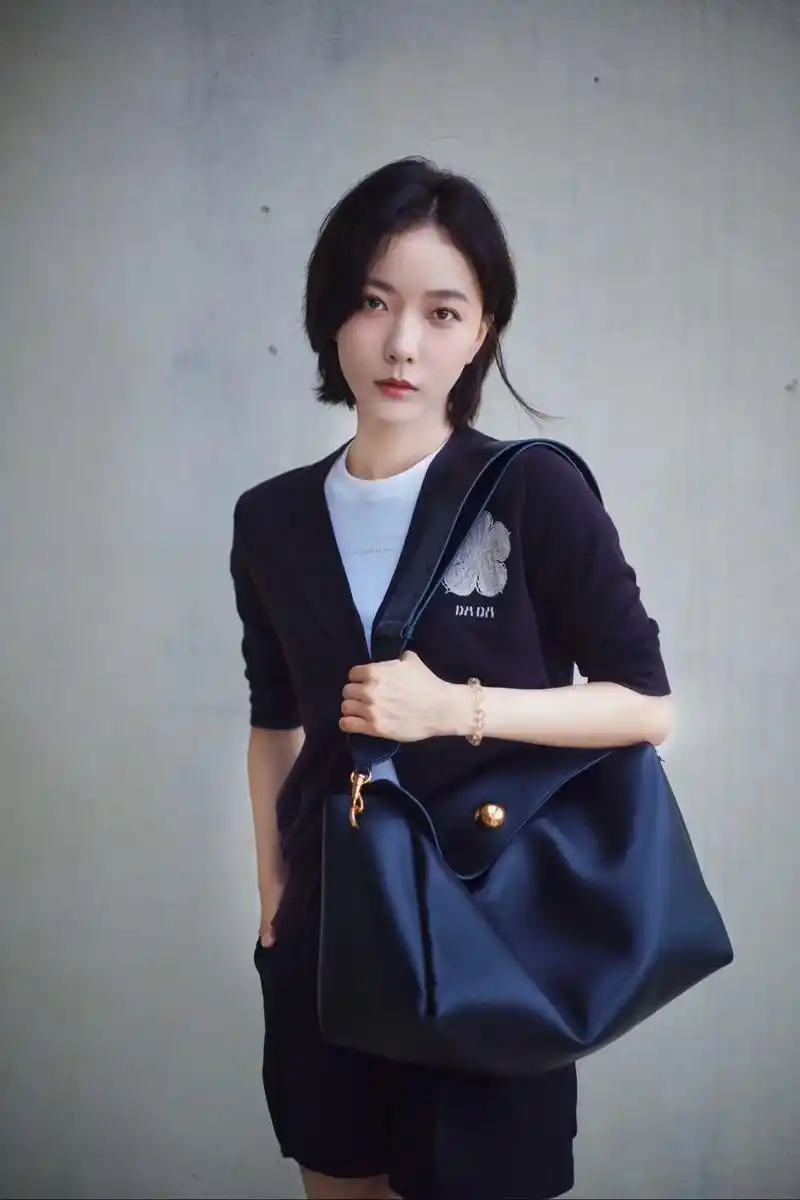 演员王珞丹 in dazzle 25春时钟花系列