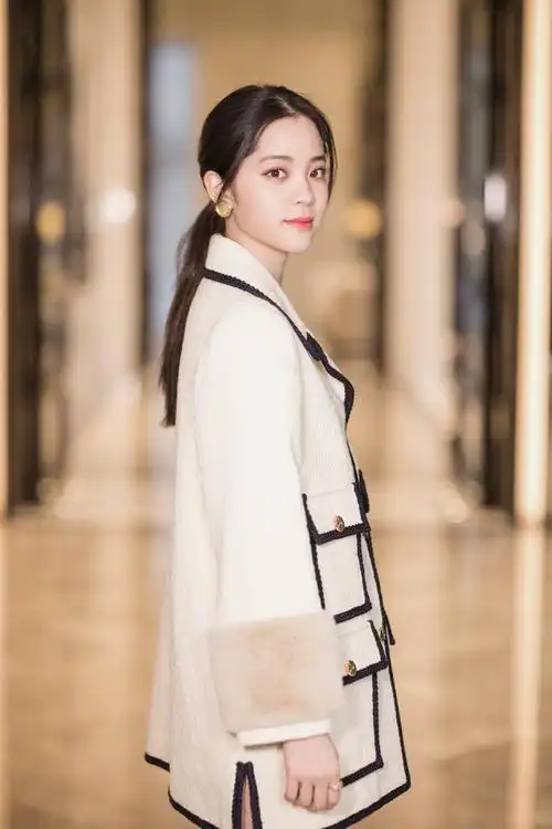 简介:欧阳娜娜复古优雅活动写真图片,分享一组欧阳娜娜图片给大家,图