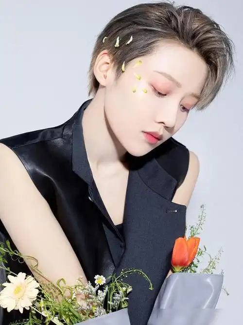 "花瓣妆"被刘雨昕带火了,远看普通近看惊艳,圆脸女孩有福了