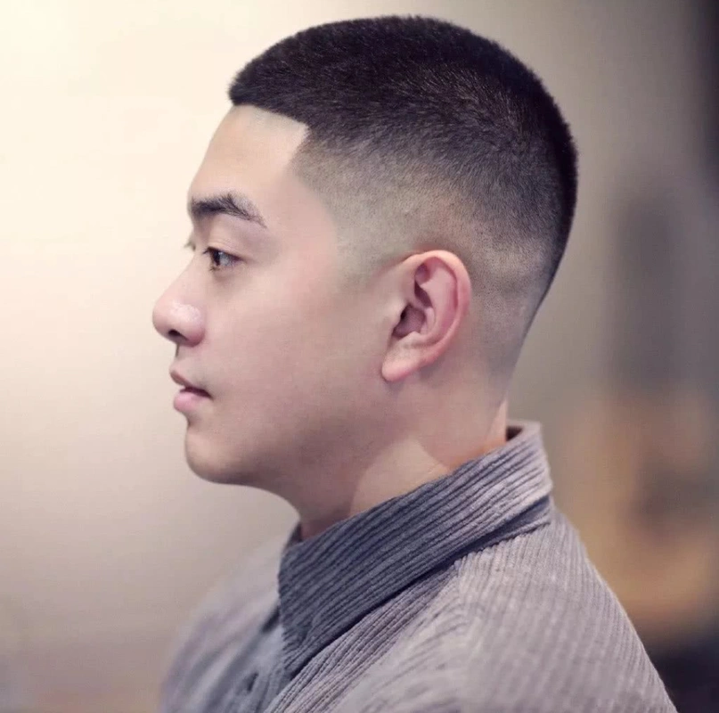 碎寸头也是当下很受欢迎的一种发型,选择把周边的头发铲短,精神又利落