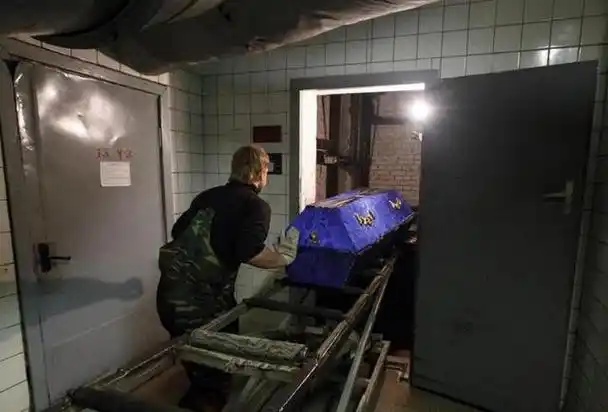 死刑犯毕丽梅2005年枪决后火葬场死而复生家属跪求放过她