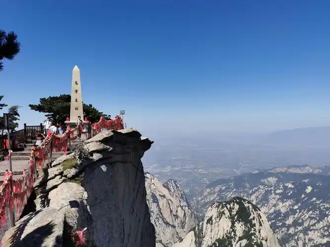 南峰上望东峰东峰上朝阳台最后三张照片,是从华山最高峰南峰远眺东峰