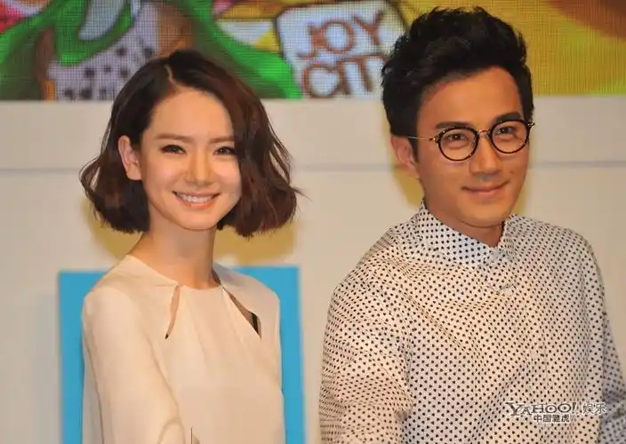 刘恺威穿白格子衬衫现身,妆容憔悴,网友:戚薇甜美笑容抢镜