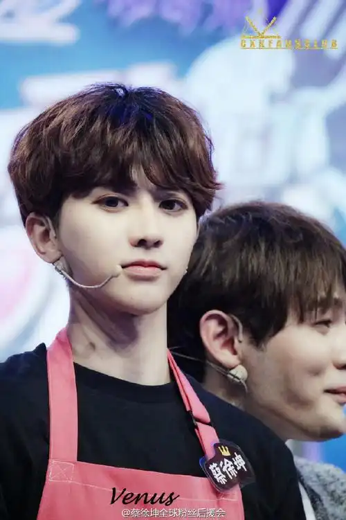 咋这么可爱啊 还嘟嘴 委屈巴巴的#蔡徐坤#|#蔡徐坤范思哲全球品牌代言