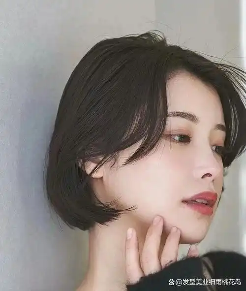 引领夏季潮流的斩男短发,你值得拥有,这款发型的设计目的就是达到百搭