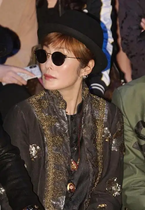 张敏虽然不年轻了但是短发看着气质不俗印花外套复古又大气