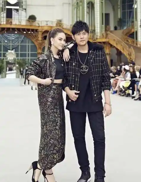 两人均未做出回应,经过甜蜜的恋爱后,携手走进婚姻的殿堂,为了给昆凌