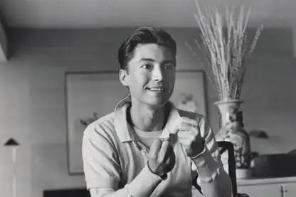 纪实尊龙被称亚洲美男林青霞表示他的脸很难忘73岁无妻无子