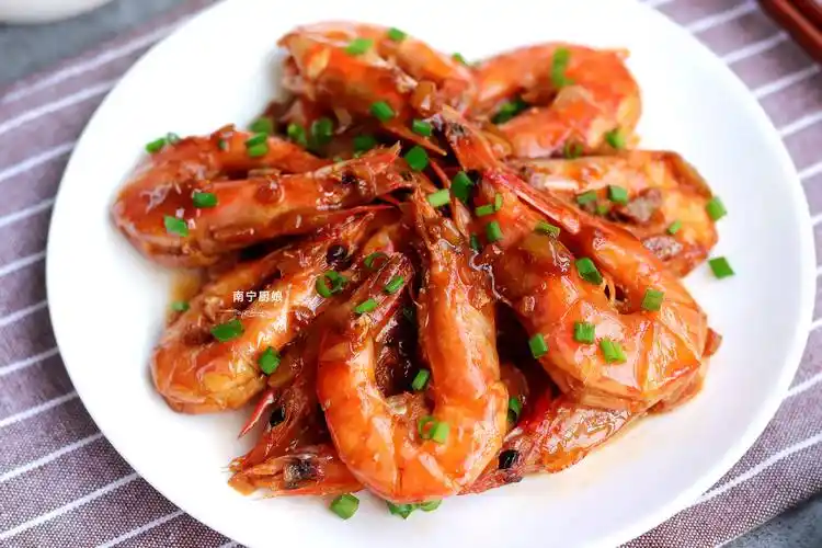 红烧大虾是一道经典但不会厌烦的做法,此种做法在虾的做法中排名是